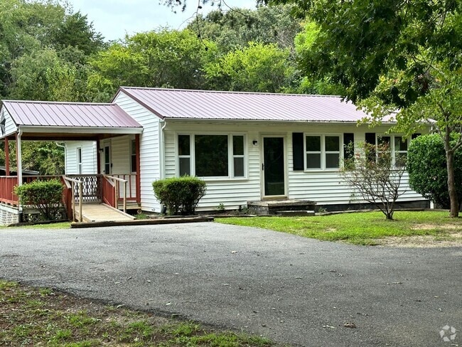 Building Photo - 2-Bedroom Home with Fenced-In Back Yard an...
