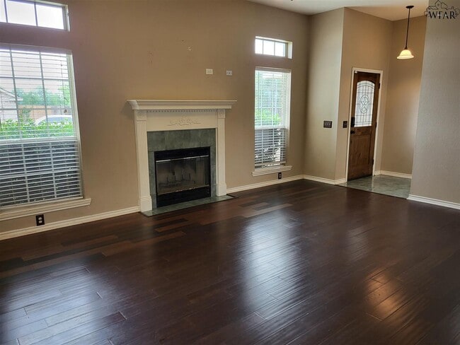 Photo - 404 Swenson St