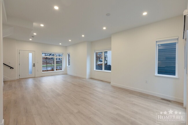 Photo - 3 - Bed + 3 - Bath + 1 Office/Den in South Surrey! Unité 33