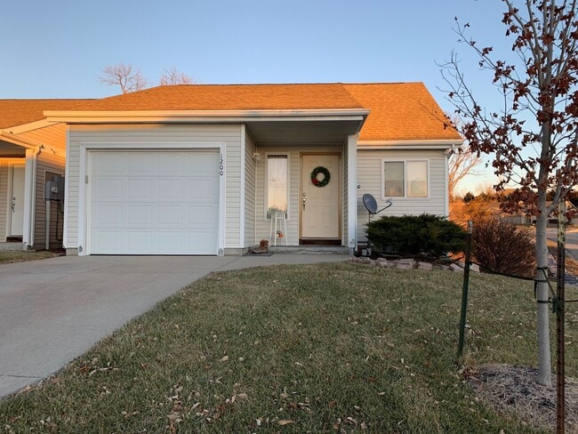 Building Photo - ALL WOOD FLOORS, LARGE BEDROOMS AND EXTRA STORAGE!