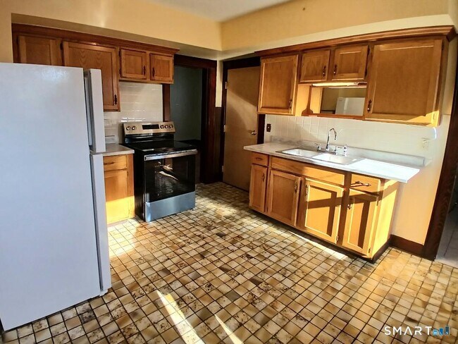 Building Photo - 652 High St Unit 2