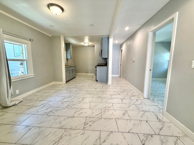 Photo - 3056 Crescent Way