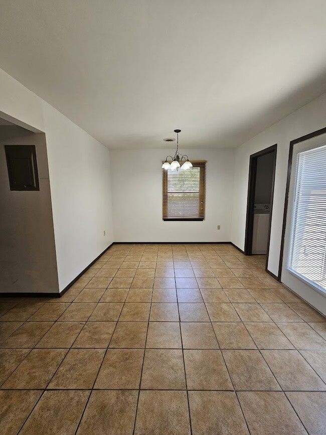 Photo - 915 Southgate Dr