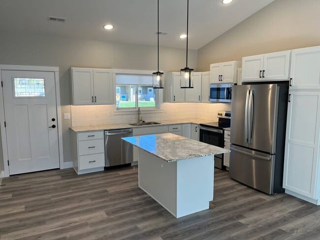 2 bed, 2 bath newer construction Available... - 2 bed, 2 bath newer construction Available... House