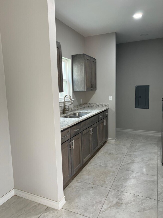 Photo - 1201 Gage Loop Unidad E60