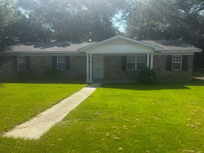 Building Photo - 3/1.5 Chickasaw Brick Home
