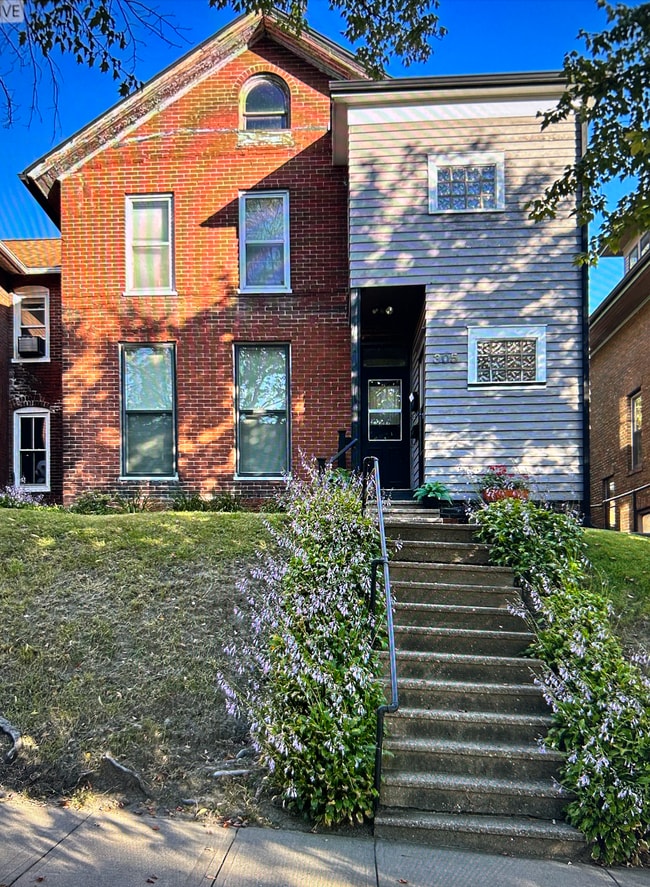 Building Photo - 305 1/2 W 3rd St Unit 305 1/2 -   2nd Floor