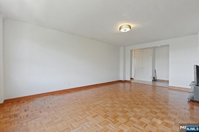 Photo - 2352 Linwood Ave Unidad #4D