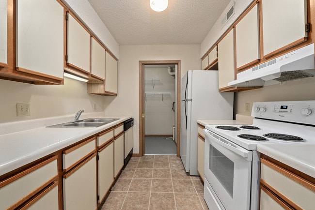 Photo - Shawnee Lake Apartments