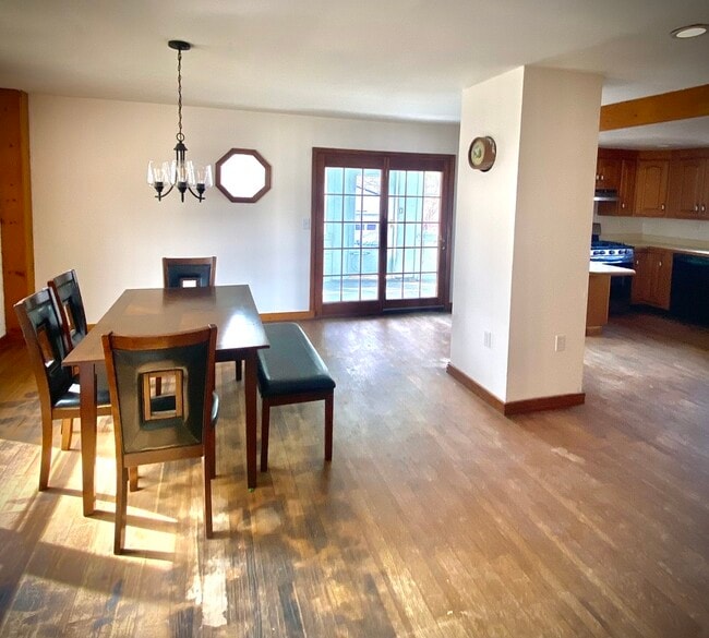 Photo - 3074 Upper Main St