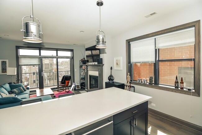 Building Photo - 4342 N Ashland Ave Unit J06P
