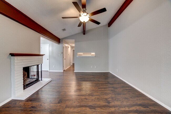 Photo - 2 bed/ 1 bath Located Next to Major Highways!