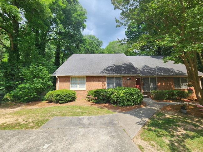 Building Photo - 2101 Wexford Dr