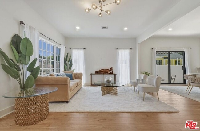 Photo - 653 N W Knoll Dr