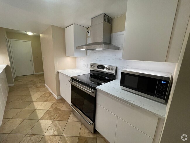 Building Photo - 4BD/ 3.5BA Furnished Townhome in South Bou...