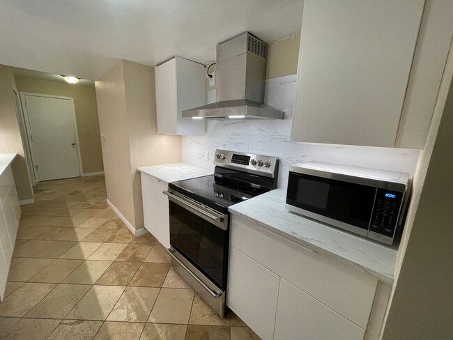 4BD/ 3.5BA Furnished Townhome in South Bou... - 4BD/ 3.5BA Furnished Townhome in South Bou...
