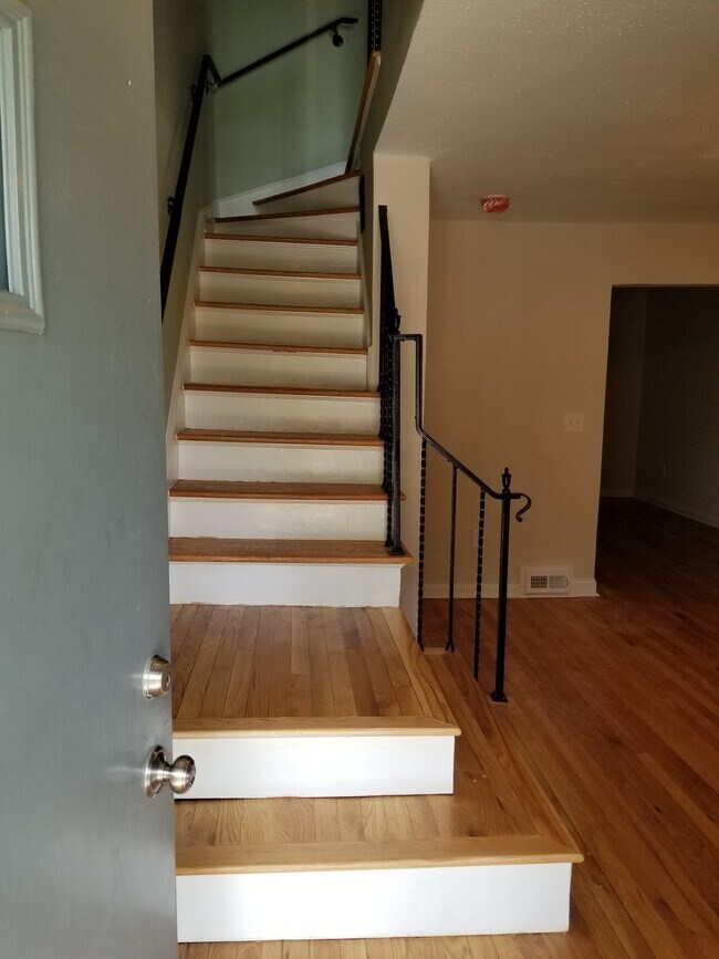 Entry - 3440 Dix St NE