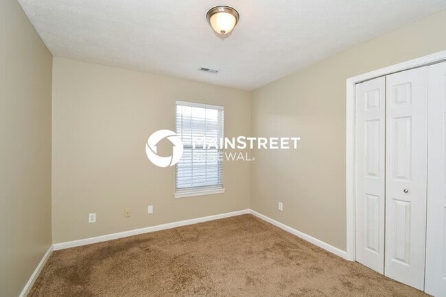 Building Photo - 3 Bedroom Pet-Friendly Home in Louisville, KY with Main Street Renewal