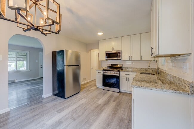 Building Photo - Beautiful 2-Bed, 1-Bath House in Overland ...