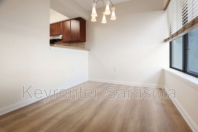 Photo - 4946 25th St W