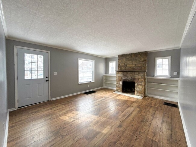 Building Photo - Charming 2BR North Columbus Home w/ Basement & Decorative Fireplace