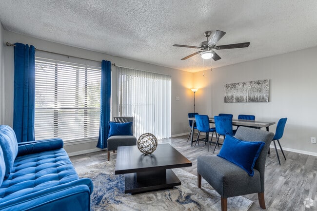 1BR, 1BA - 700SF - Living Room