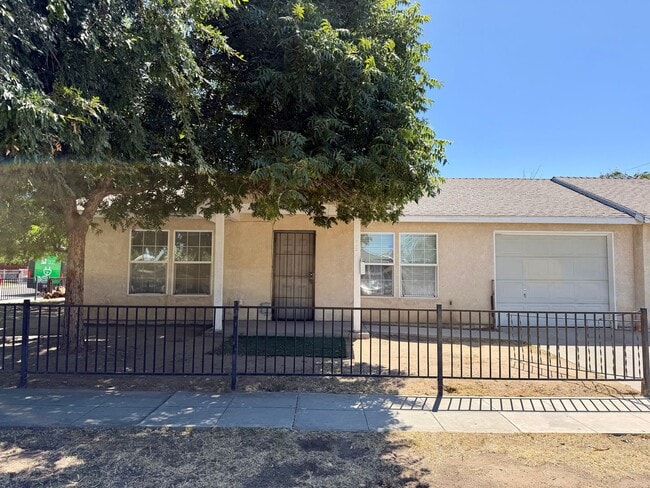 Building Photo - 1122 N Thesta St Unit #102