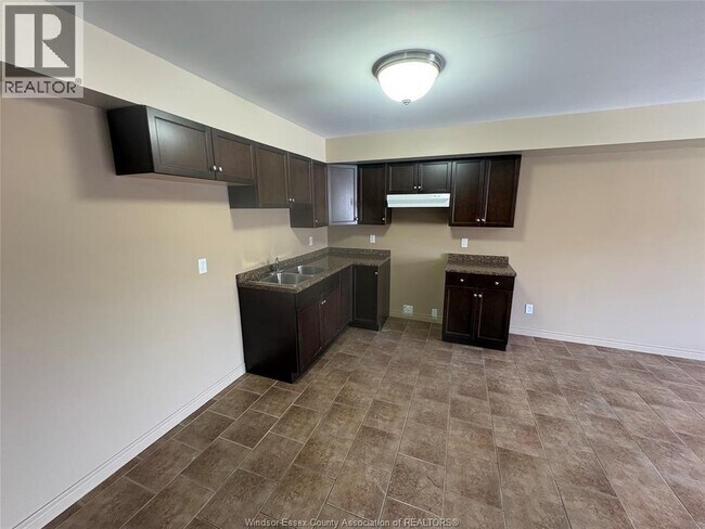 Photo - 448 Simcoe St Unit 103