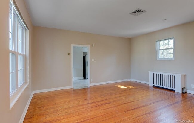Photo - 1011 Plandome Rd