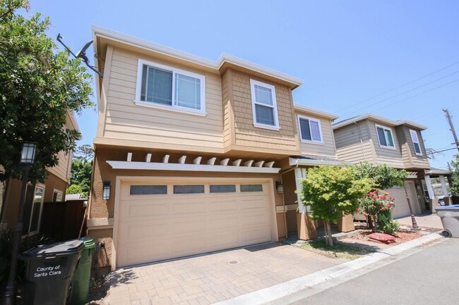 Building Photo - Newer Contemporary Home for Rent - Conveni...