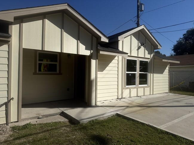 Building Photo - 702 Majorca Dr