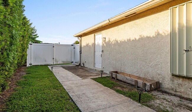 141 NE Naranja Ave
