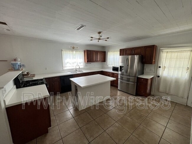 106 Highland Dr