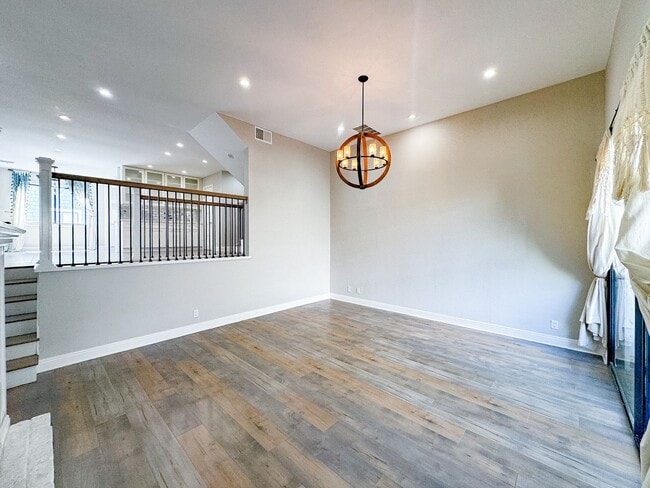 Photo - Gorgeous Venice Townhouse w/Upgrades Galore close to Beach+Canals w/Laundry+Garage+Pool