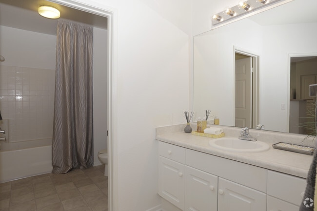 1BR, 1BA - 863 SF