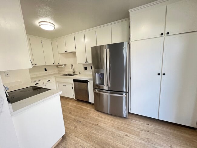 Many cabinets in litchen - 7206 Tristan Cir Unit 7206 Tristan Circle