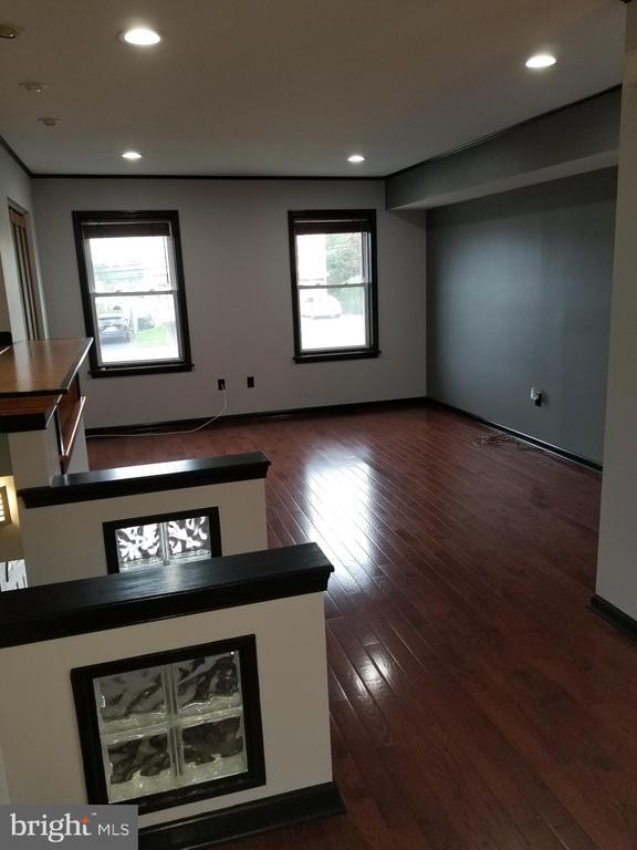 Building Photo - 445 W 6th Ave Rental
