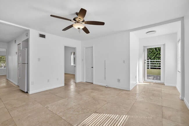 Living room - 825 NE 120th St Unit W