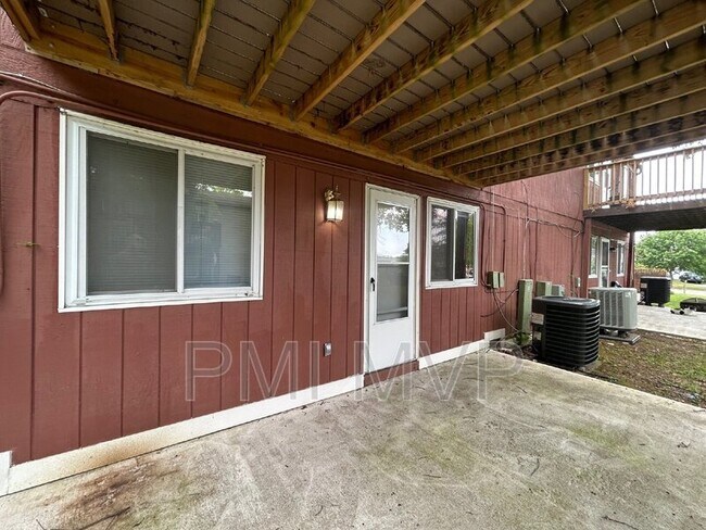 Photo - 902 S Spring Rd