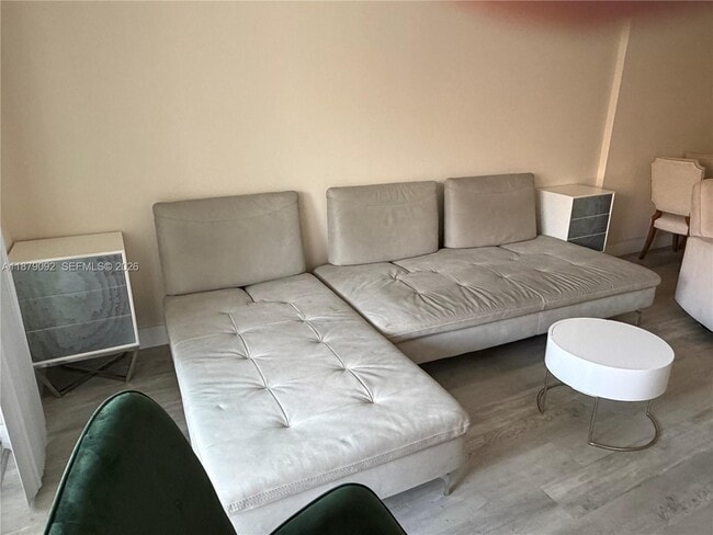 Photo - 901 NE 14th Ave Unidad 305