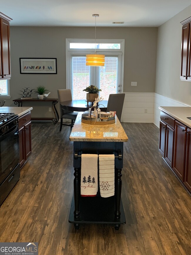 Photo - 77 Lakeshore Pkwy