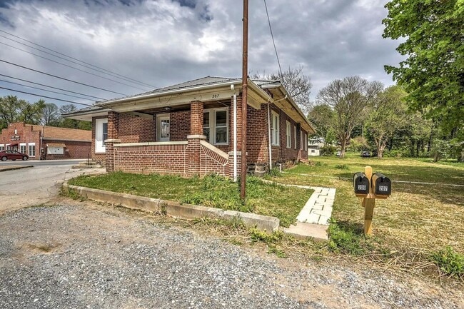 Building Photo - 207 Falmouth Rd