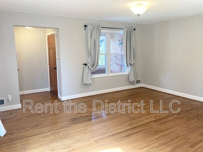 Photo - 4819 8th St NE