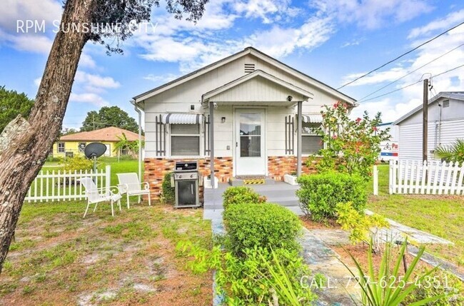 Building Photo - Cozy Cottage Escape: Serene Living in Ruskin Rental