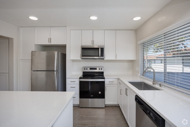2BR, 2BA - 997SF - Kitchen