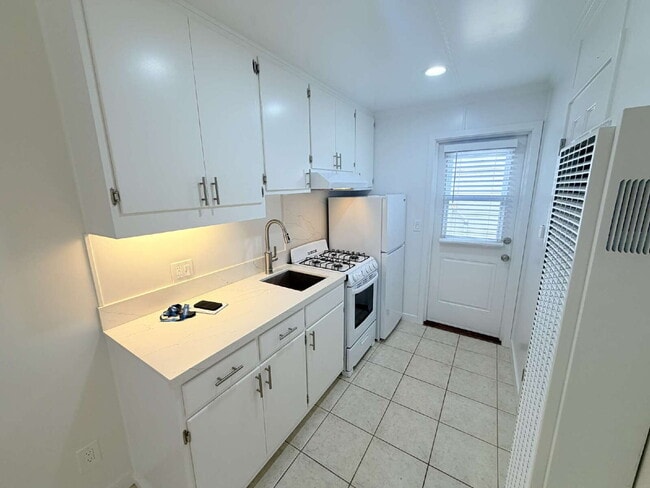 Photo - Come home to a cozy cottage on the coast! If you've been looking to make a move to the beach, now... Unit 4