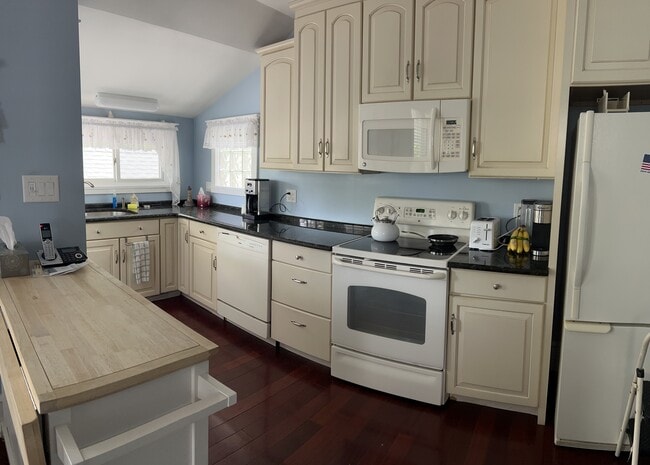 Photo - 15 W Connecticut Ave