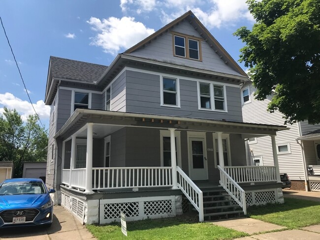 Photo - 10325-10325 Bernard Ave Unit 10323 - Up