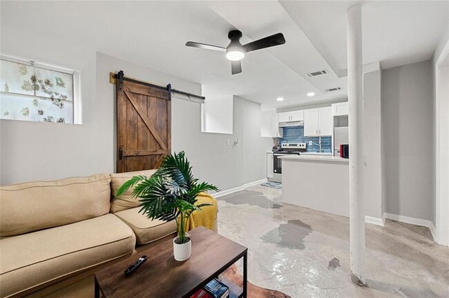 Photo - 653 Somerset Terrace NE