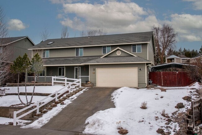 Building Photo - SPACIOUS HOME W/ MOUNTAIN VIEWS & LARGE BO...